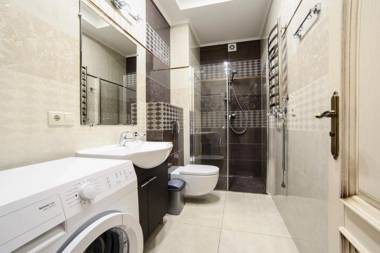 Апартаменти з балконом (2 ізольовані спальні) в центрі Львова