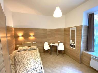 Смарт міні-квартира в центрі для пари біля клубу MALEVICH