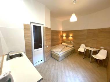 Смарт міні-квартира в центрі для пари біля клубу MALEVICH