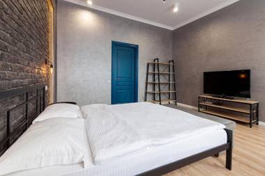 LEOGRAND Three Bedrooms VIP Apartment on Kniazia Romana 12