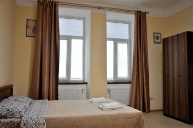 У князя Лева поряд пл. Ринок / at Duke's Aparment Next to Rynok Square