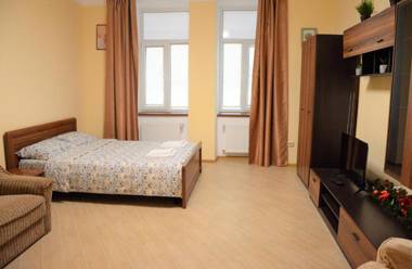 У князя Лева поряд пл. Ринок / at Duke's Aparment Next to Rynok Square