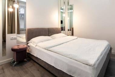 LEOGRAND Apartment on B Khmelnytskogo 27a