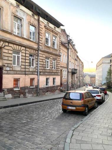 Апартаменти на вул. Сходова 3 бічна Ужгородської біля Високого замку.