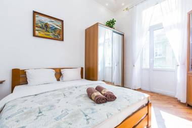 Апартаменти вул. Театральна 26 з балконом на Вернісаж.