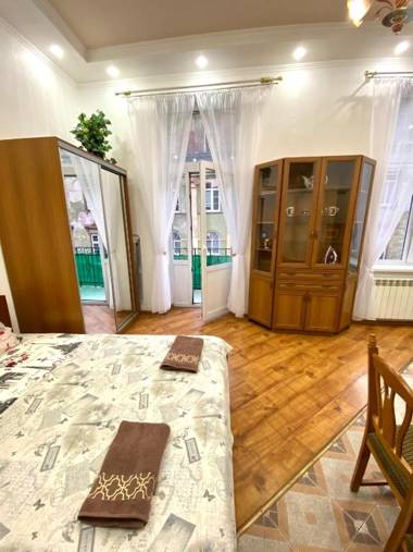 Апартаменти вул. Театральна 26 з балконом на Вернісаж.