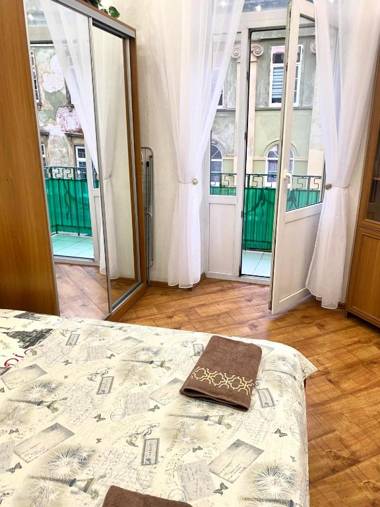 Апартаменти вул. Театральна 26 з балконом на Вернісаж.