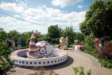 PodilHotel Apartment near Kontraktova Square History Center