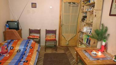 Comfortable isolated turnkey room near the subway and the International Exhibition Center