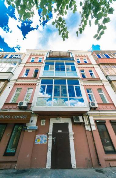 Guest House on Saksahanskoho Street