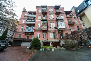 Guest House on Saksahanskoho Street