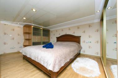 Stylish two-level flat 2 min from Khreschatyk