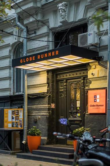 Globe Runner Hotel & Hostel