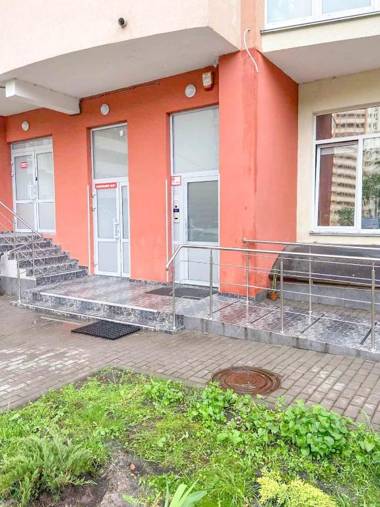 Large 2 room apartment with a beautiful view 2 min metro Chernigivska