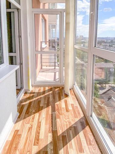 Large 2 room apartment with a beautiful view 2 min metro Chernigivska