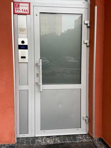 Large 2 room apartment with a beautiful view 2 min metro Chernigivska