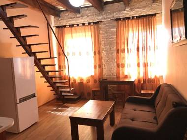 Two-floor apartments and studio 2-х этажные апартаменты и студия в самом центре