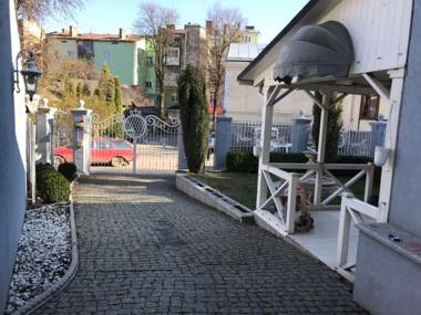 Pelican Guest House & Apartments