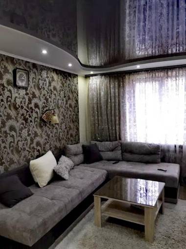 Здається подобово 3кімнатна квартира з wifi i екслюзивним ремонтомє кімната гардеробспальня і кімнатасанвузол і ванна також парковочне місце