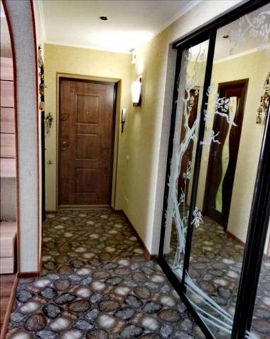 Здається подобово 3кімнатна квартира з wifi i екслюзивним ремонтомє кімната гардеробспальня і кімнатасанвузол і ванна також парковочне місце