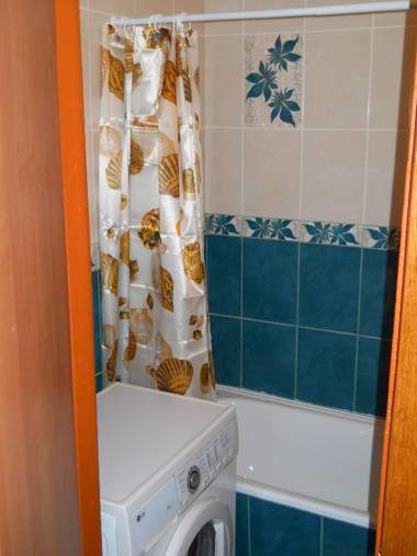 Комфортная 2-комнатная Новопречистенская 1 Три раздельных двуспальных места