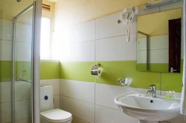 Hotel Kash Masaka Road