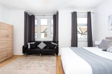 Wenham House - Large House with Hot Tub Sleeps 11!