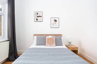 Wenham House - Large House with Hot Tub Sleeps 11!