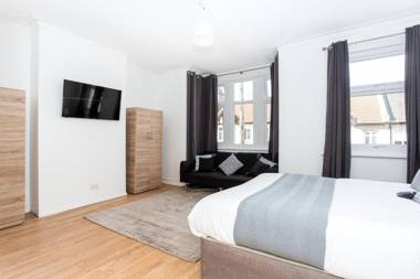 Wenham House - Large House with Hot Tub Sleeps 11!