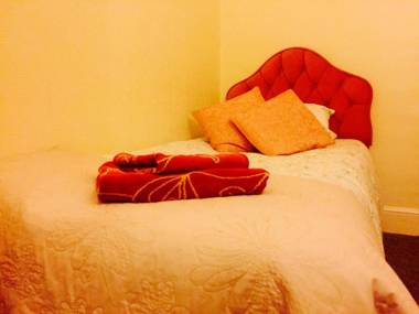 Southend Inn Hotel - Close to Beach Train Station & Southend Airport