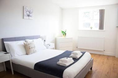 Large Ground Floor Pet Friendly 2 Bedroom Apartment with FREE Parking