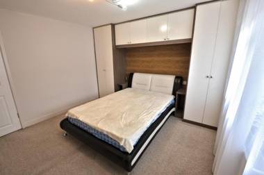 Immaculate 2-Bed Apartment in Isleworth
