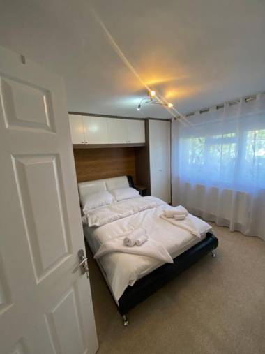Immaculate 2-Bed Apartment in Isleworth