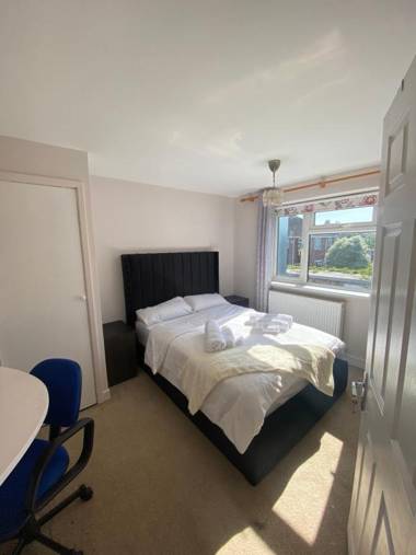 Immaculate 2-Bed Apartment in Isleworth