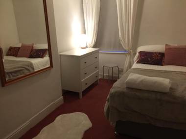 Character Cottage With Secluded Courtyard Garden