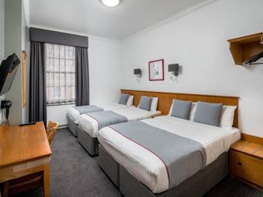 OYO Townhouse New England Victoria