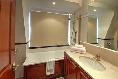 CARLTON COURT - MAYFAIR