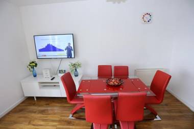 Lovely 2 bed 2 toilet Hill House river view apartment