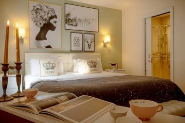 Massive 5 Bedroom West End Designer Residence close to popular Notting Hill