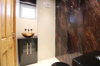 CLOSE TO CANARY WHARF - COLOURFUL UNIQUE APT