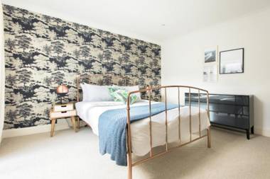 The Harrods Mews - Modern 4BDR Mews Home with Rooftop Terrace & Garage