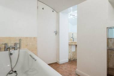 The Bayswater Gardens - Bright & Central 3BDR Home in Bayswater