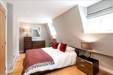 The Escalier Mews - Stunning 3BDR Mews Home Flooded with Natural Light