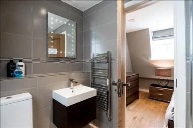 The Escalier Mews - Stunning 3BDR Mews Home Flooded with Natural Light