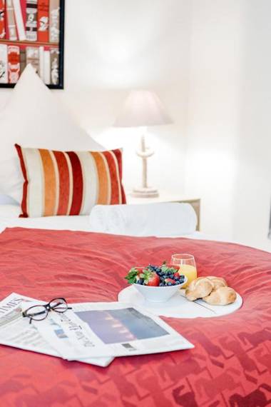 Elegant Kensington Apartment with patio