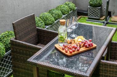 Elegant Kensington Apartment with patio