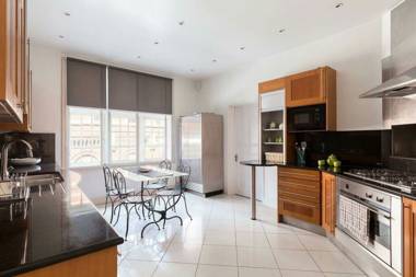 5-bedroom next to Selfridges