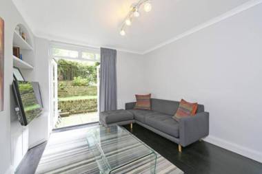 Walk to Notting Hill /Paddington 1 B/R with patio