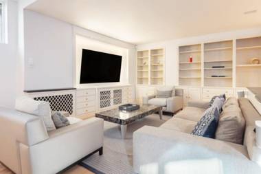 The Heart of Chelsea - Modern & Bright 4BDR Home with Gym Parking & Patio