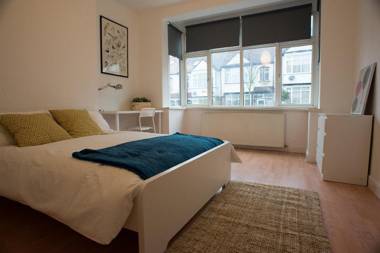 Tooting Bec Rooms at Fishponds by EveryWhere to Sleep London